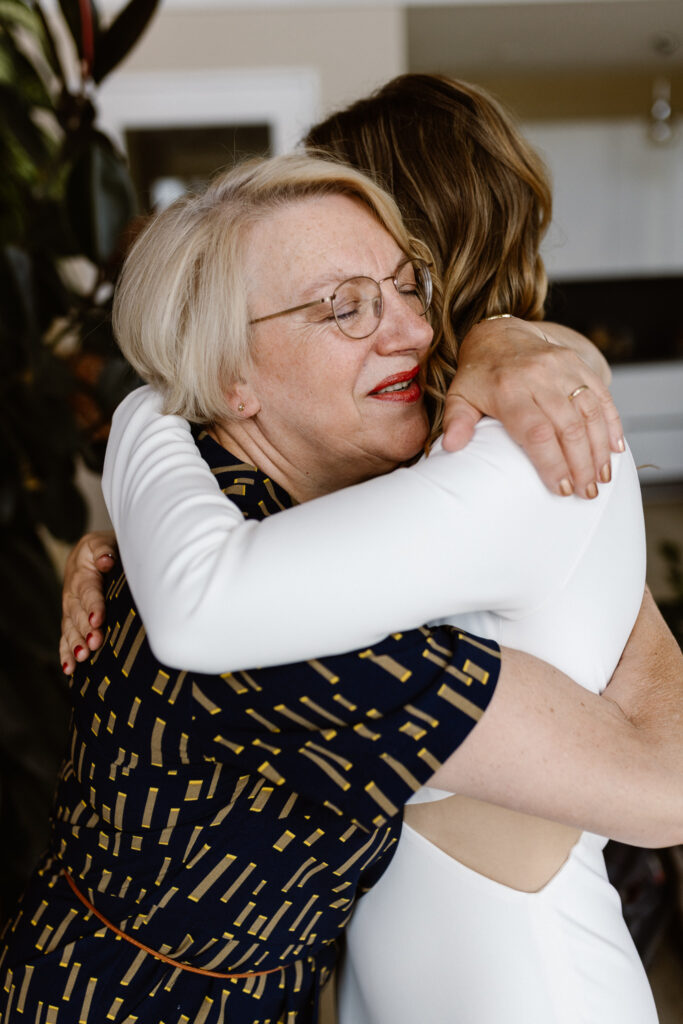 Bruid maakt zich klaar in haar huis in Utrecht voorafgaand aan hun bruiloft in het Muntgebouw Utrecht.