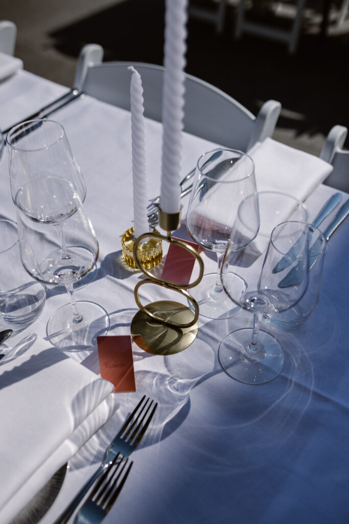 Diner sfeerfoto op de binnenplaats van het Muntgebouw tijdens een bruiloft in Utrecht.