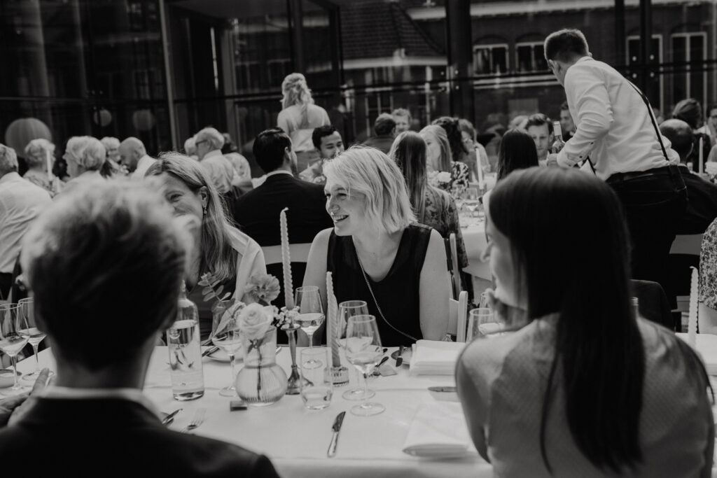 Intiem moment tijdens diner op de binnenplaats van het Muntgebouw tijdens een bruiloft in Utrecht.