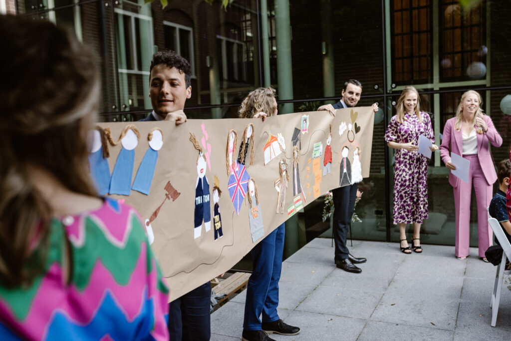 Speech/zang tijdens diner op de binnenplaats van het Muntgebouw tijdens een bruiloft in Utrecht.