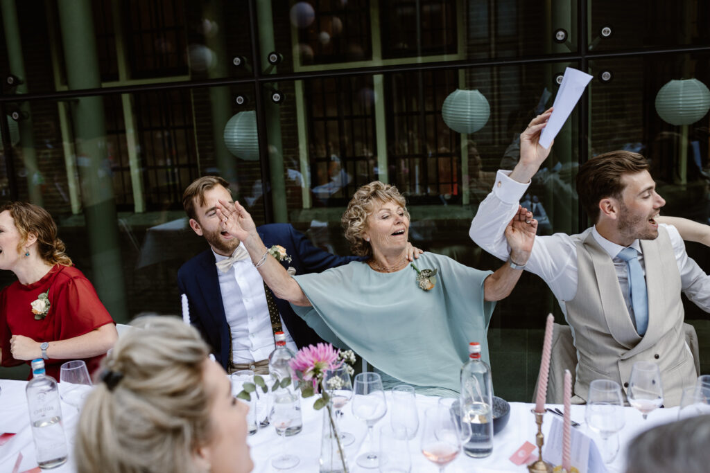 Speech en dans tijdens diner op de binnenplaats van het Muntgebouw tijdens een bruiloft in Utrecht.