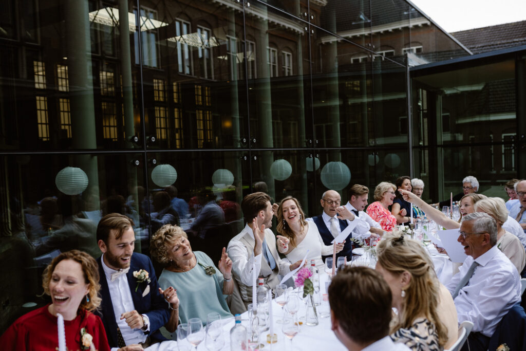 Speech en dans tijdens diner op de binnenplaats van het Muntgebouw tijdens een bruiloft in Utrecht.