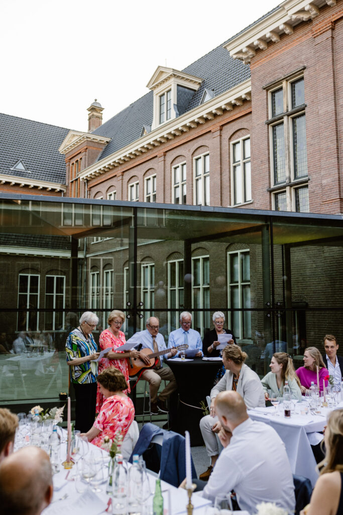 Speech tijdens diner op de binnenplaats van het Muntgebouw tijdens een bruiloft in Utrecht.