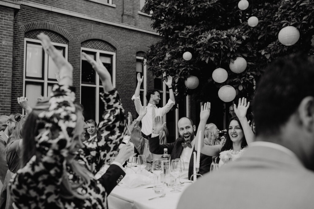 Speeches tijdens het diner in Muntgebouw Utrecht met avondlicht tussen de ramen