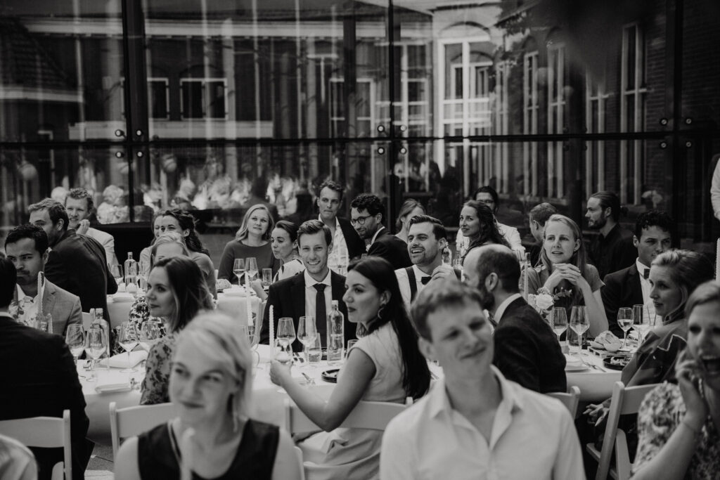 Zonsondergang boven de binnenplaats van het Muntgebouw tijdens een trouwdag in Utrecht.