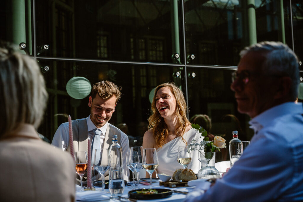 Zonsondergang boven de binnenplaats van het Muntgebouw tijdens een trouwdag in Utrecht.