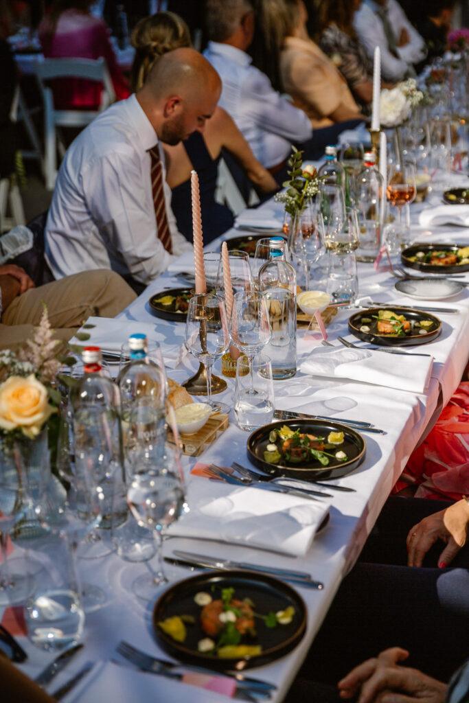 Diner sfeerfoto op de binnenplaats van het Muntgebouw tijdens een bruiloft in Utrecht.