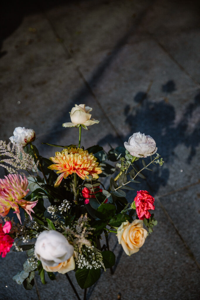 Diner sfeerfoto op de binnenplaats van het Muntgebouw tijdens een bruiloft in Utrecht.