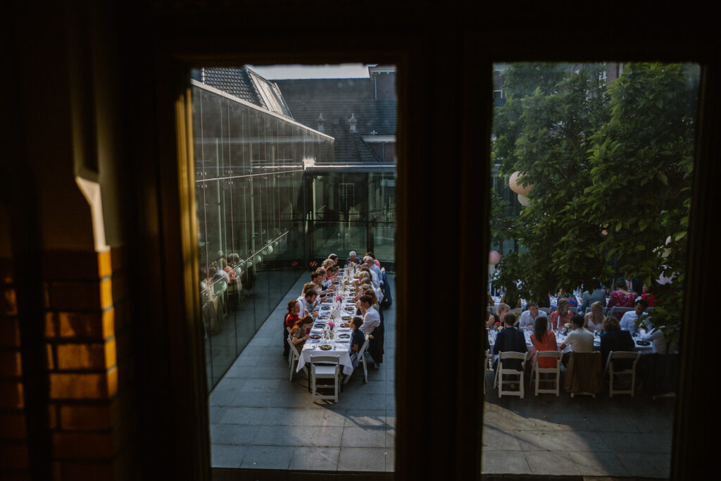 Diner overzicht foto op de binnenplaats van het Muntgebouw tijdens een bruiloft in Utrecht.