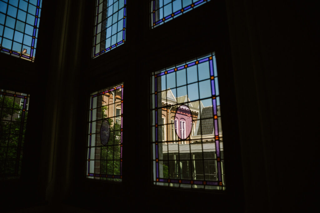 Diner overzicht foto op de binnenplaats van het Muntgebouw tijdens een bruiloft in Utrecht.