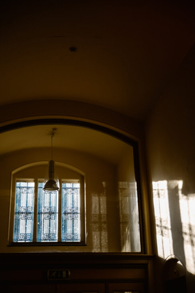 Het avondlicht wat binnen valt in het Muntgebouw Utrecht