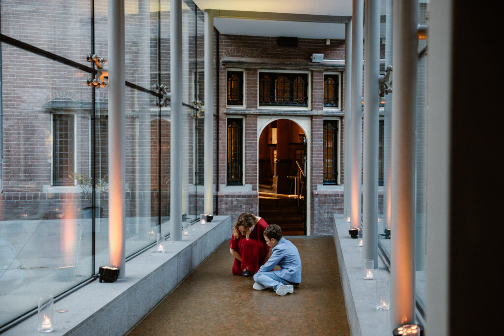 Kinderen bekijken de munten op de grond van Muntgebouw Utrecht