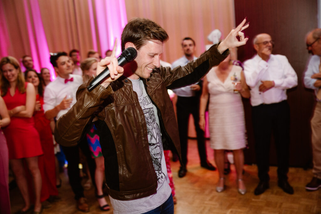 Dansvloer vol energie tijdens een trouwfeest in het historische Muntgebouw Utrecht.