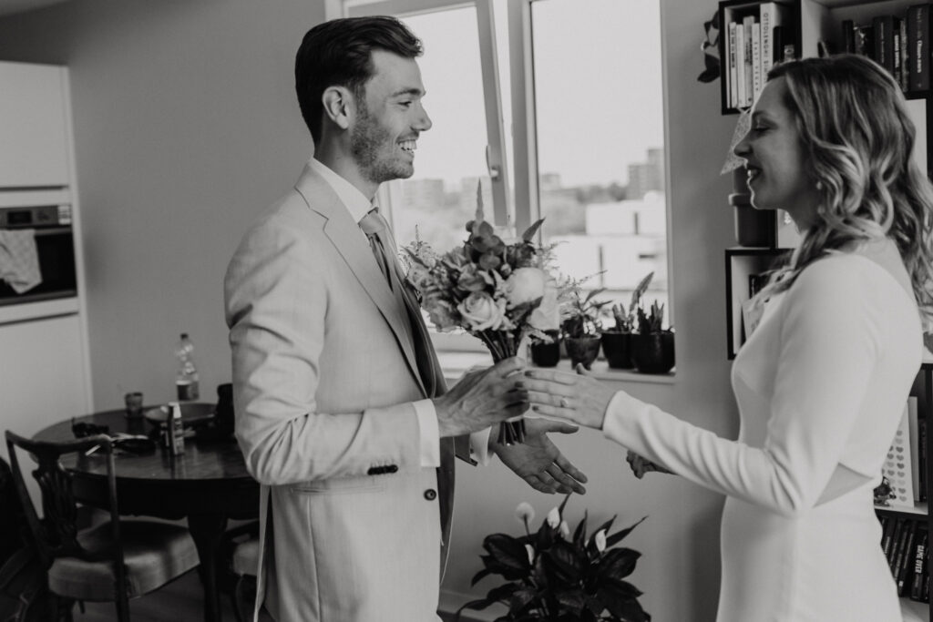 Bruid en bruidegom zien elkaar voor het eerst tijdens de ochtend van hun trouwdag in Utrecht.