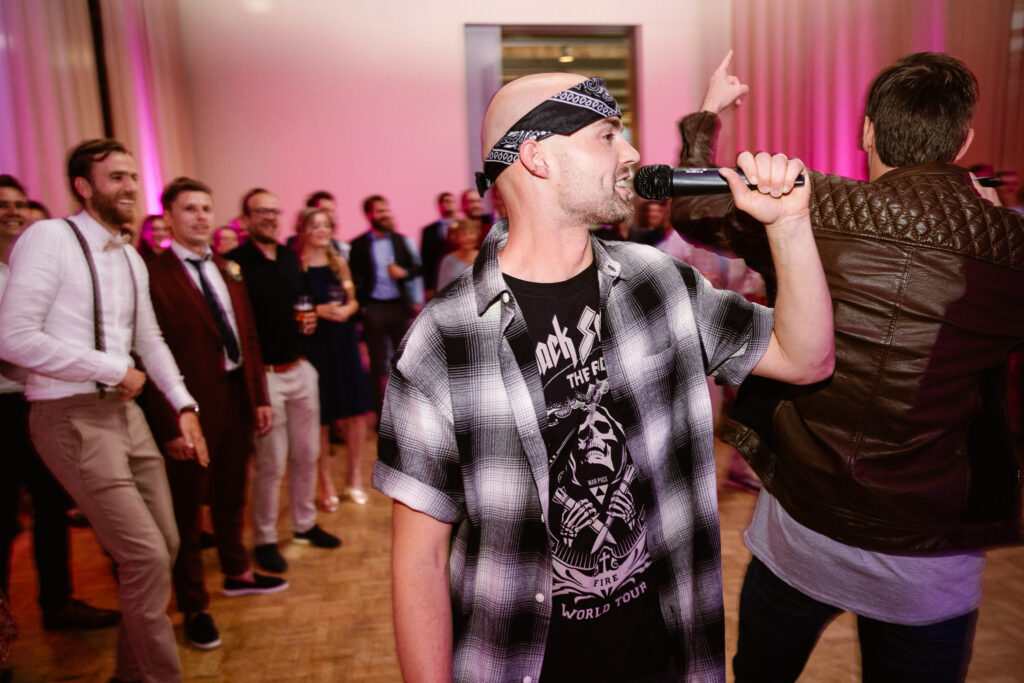 Dansvloer vol energie tijdens een trouwfeest in het historische Muntgebouw Utrecht.
