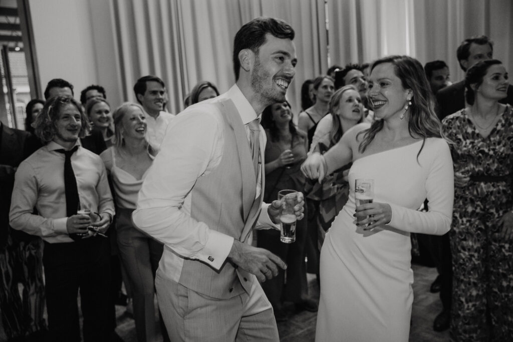 Dansvloer vol energie tijdens een trouwfeest in het historische Muntgebouw Utrecht.