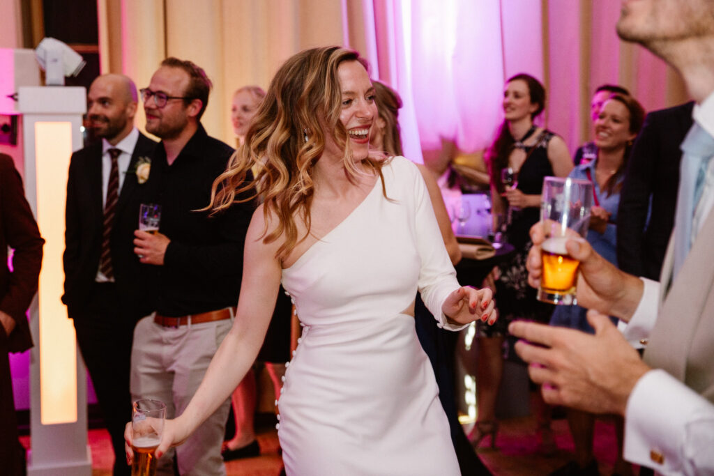 Dansvloer vol energie tijdens een trouwfeest in het historische Muntgebouw Utrecht.