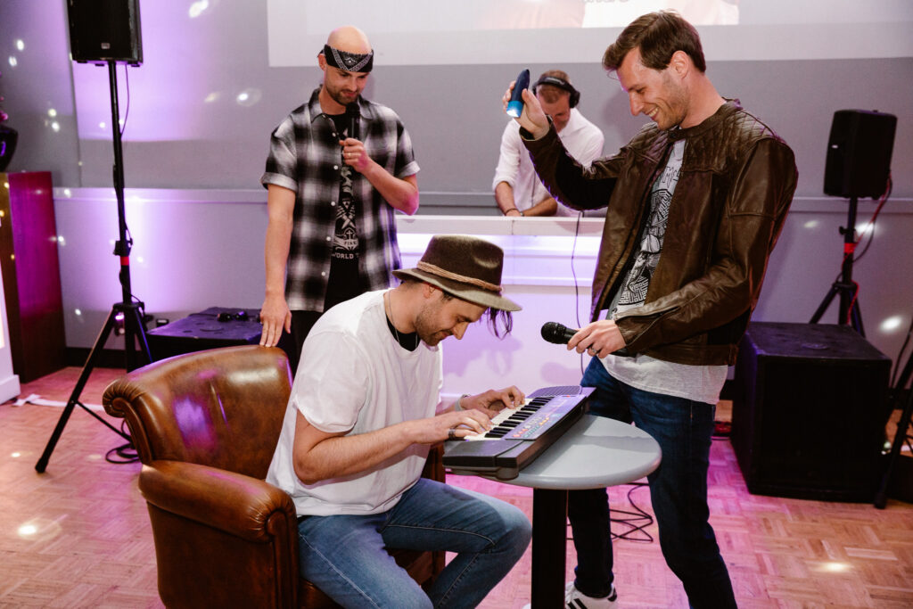 Dansvloer vol energie tijdens een trouwfeest in het historische Muntgebouw Utrecht.