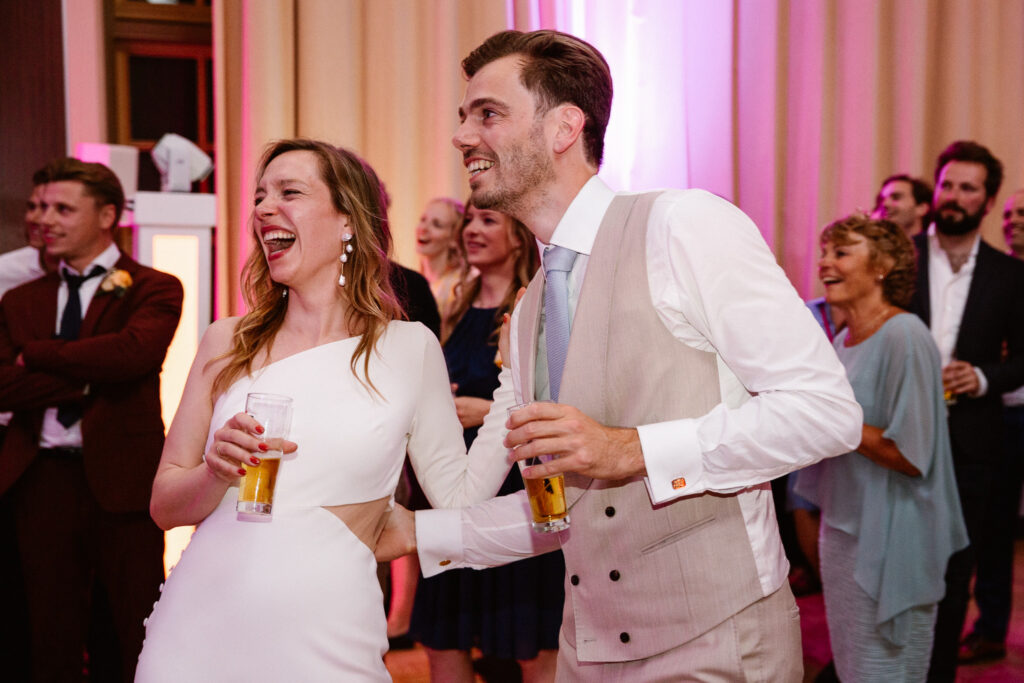 Dansvloer vol energie tijdens een trouwfeest in het historische Muntgebouw Utrecht.