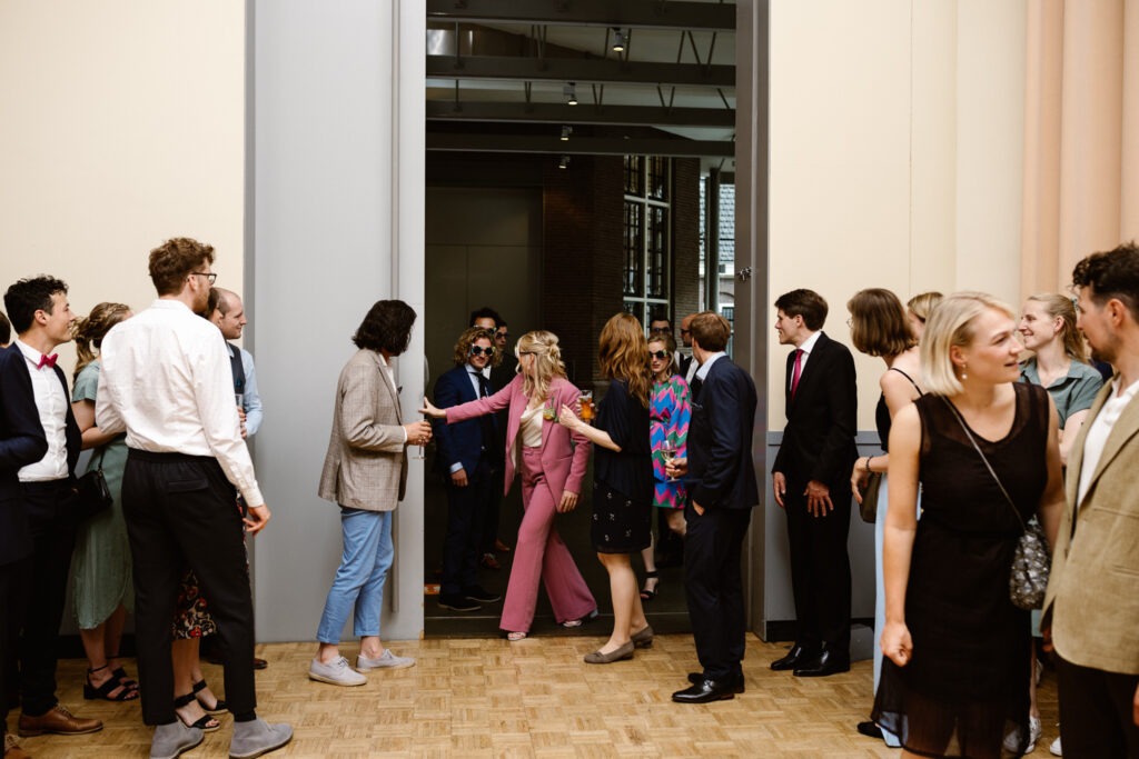 Knallende openingsdans tijdens een 70’s bruiloft in het Muntgebouw in Utrecht.