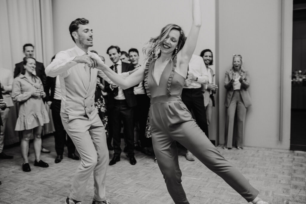Knallende openingsdans tijdens een 70’s bruiloft in het Muntgebouw in Utrecht.