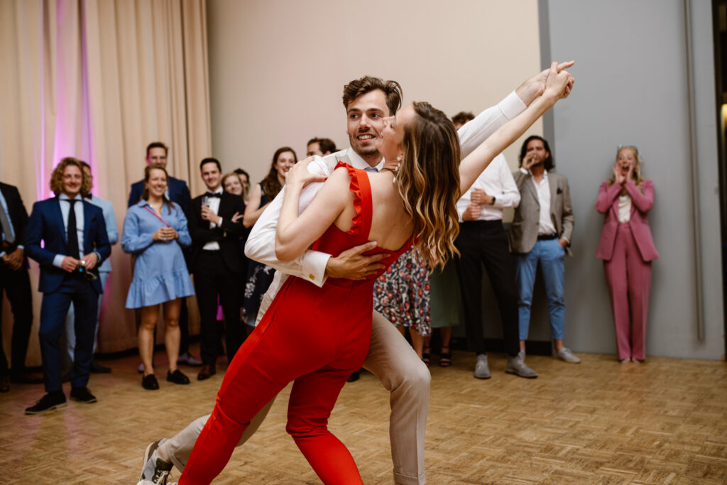 Knallende openingsdans tijdens een 70’s bruiloft in het Muntgebouw in Utrecht.