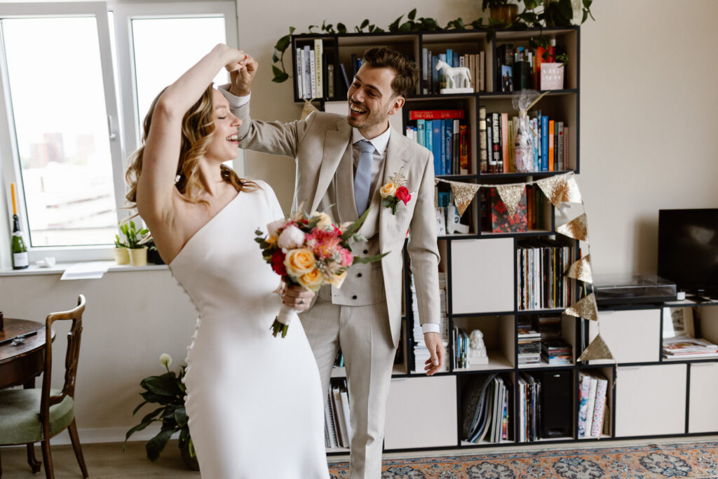 Bruid en bruidegom zien elkaar voor het eerst tijdens de ochtend van hun trouwdag in Utrecht.