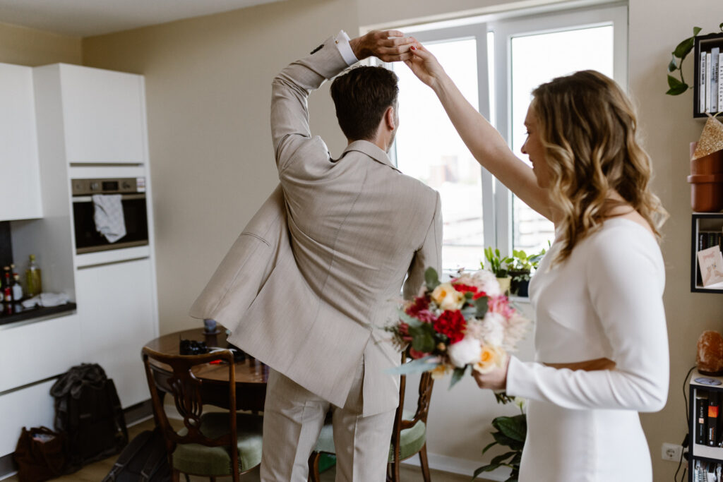 Bruid en bruidegom zien elkaar voor het eerst tijdens de ochtend van hun trouwdag in Utrecht.