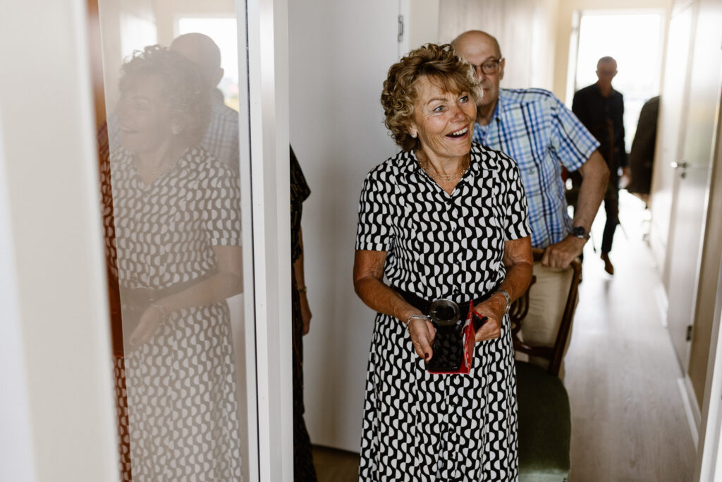 Bruid en bruidegom zien elkaar voor het eerst tijdens de ochtend van hun trouwdag in Utrecht.