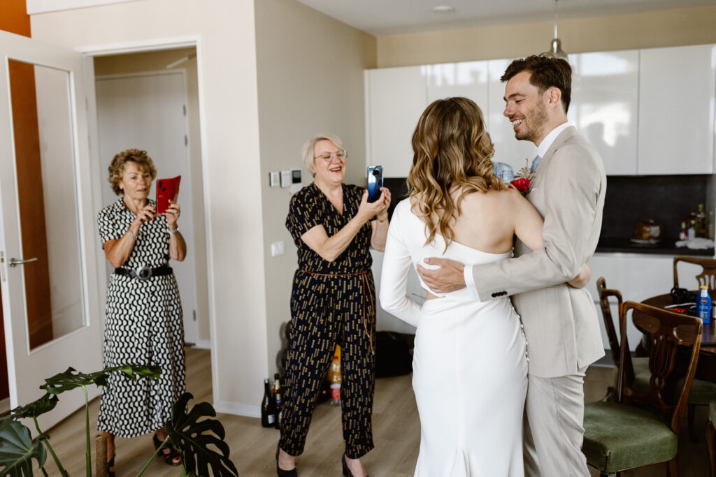 Bruid en bruidegom zien elkaar voor het eerst tijdens de ochtend van hun trouwdag in Utrecht.