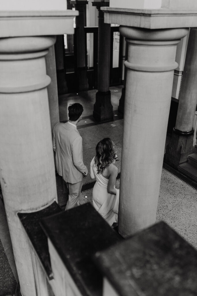 Romantische trouwfoto van het bruidspaar bij het historische Muntgebouw in Utrecht.