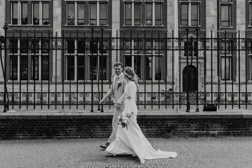 Retro 70’s bruidspaar poseert spontaan bij het Muntgebouw Utrecht.