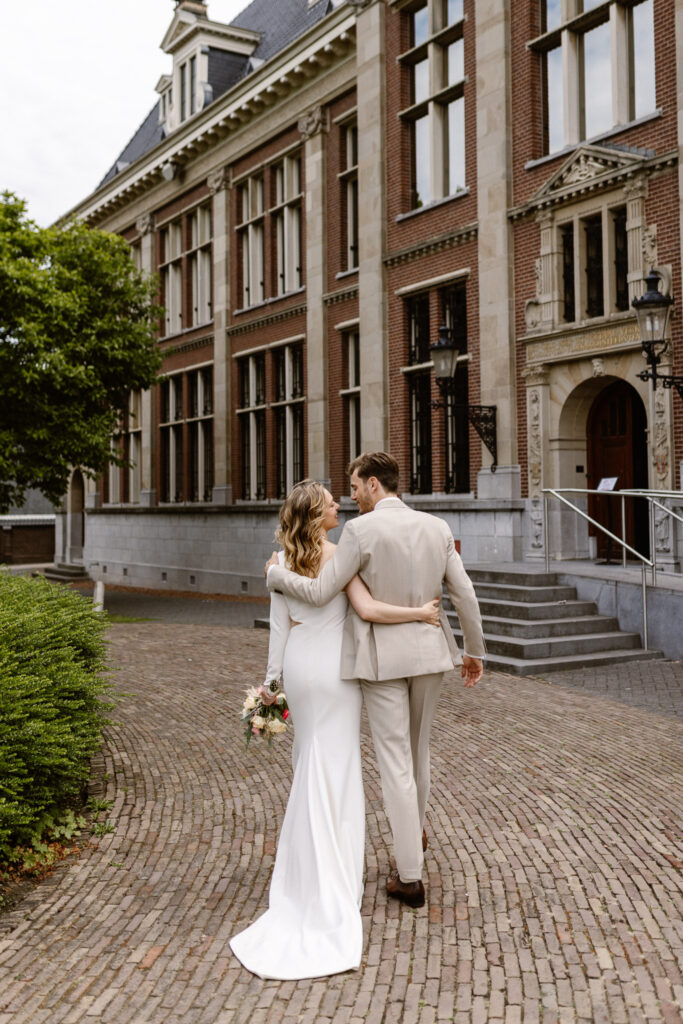 Retro 70’s bruidspaar poseert spontaan bij het Muntgebouw Utrecht.