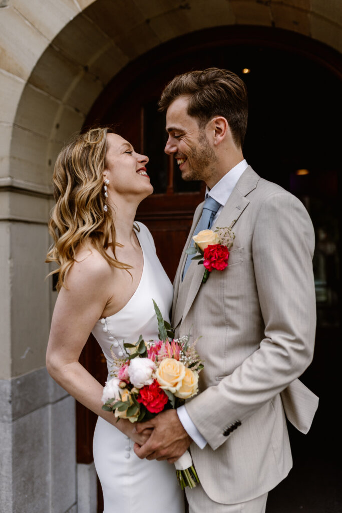 Romantische trouwfoto van het bruidspaar bij het historische Muntgebouw in Utrecht.