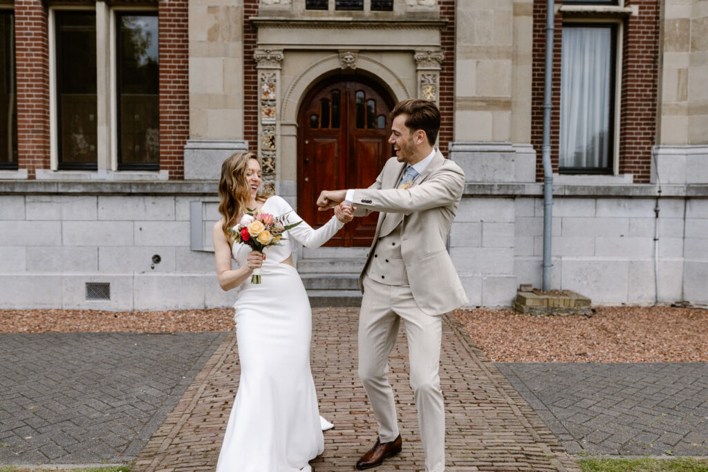 Romantische trouwfoto van het bruidspaar bij het historische Muntgebouw in Utrecht.