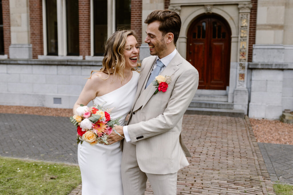 Romantische trouwfoto van het bruidspaar bij het historische Muntgebouw in Utrecht.