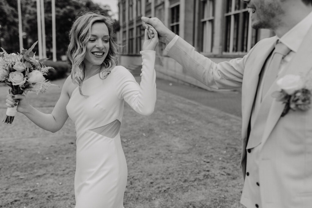 Romantische trouwfoto van het bruidspaar bij het historische Muntgebouw in Utrecht.