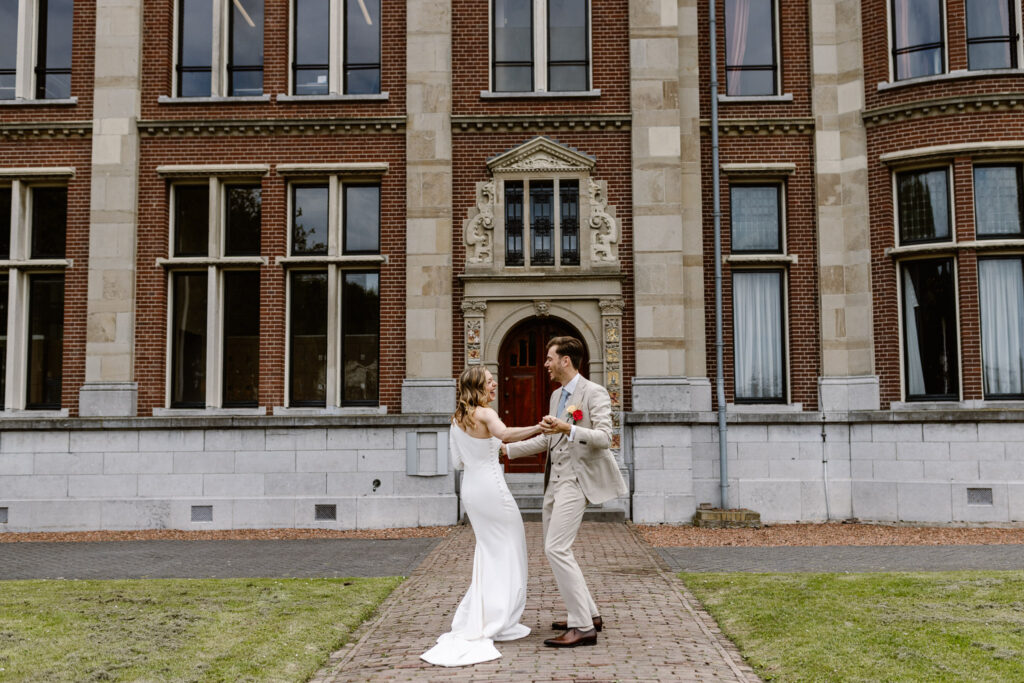 Romantische trouwfoto van het bruidspaar bij het historische Muntgebouw in Utrecht.