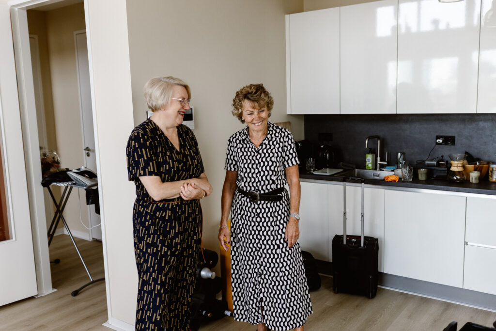 Intiem moment met familie tijdens het klaarmaken voor een bruiloft in Utrecht stad.