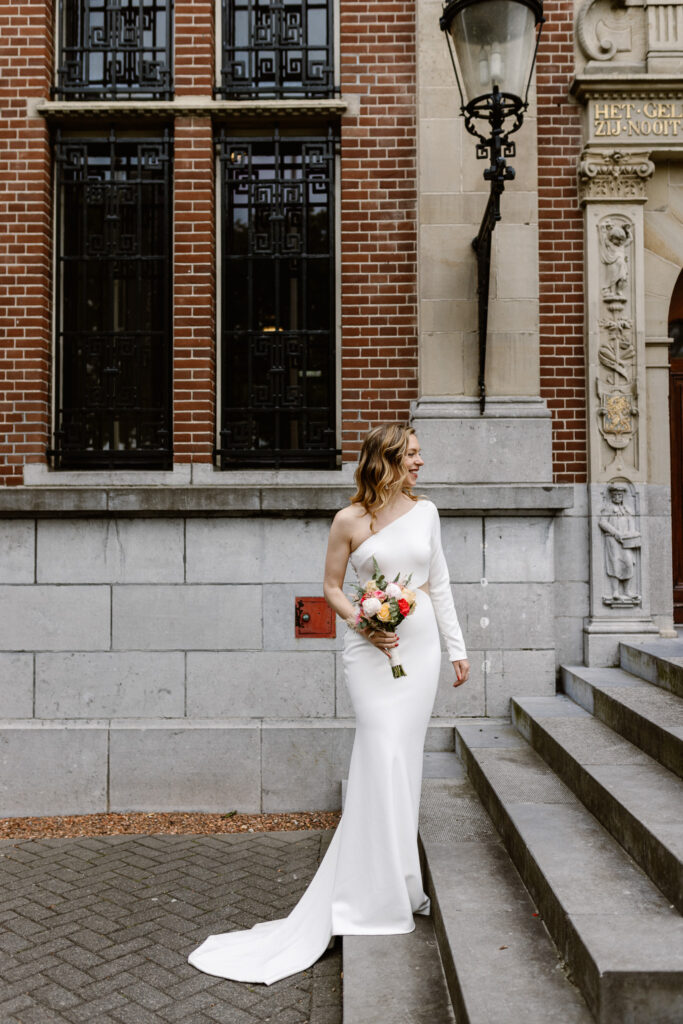 Retro 70’s bruidspaar poseert spontaan bij het Muntgebouw Utrecht.