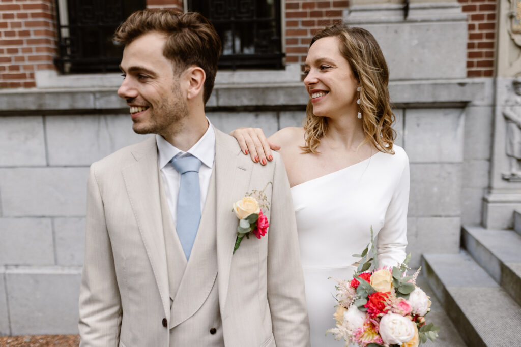 Retro 70’s bruidspaar poseert spontaan bij het Muntgebouw Utrecht.
