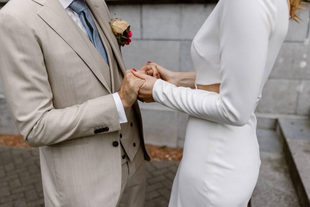 Retro 70’s bruidspaar poseert spontaan bij het Muntgebouw Utrecht.