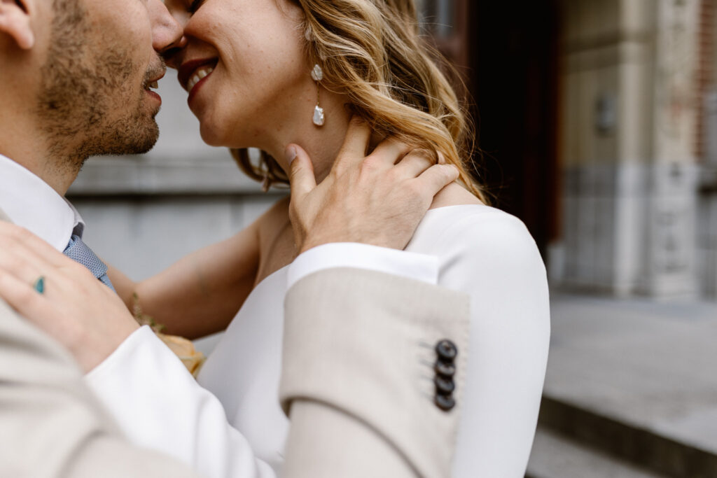 Retro 70’s bruidspaar poseert spontaan bij het Muntgebouw Utrecht.