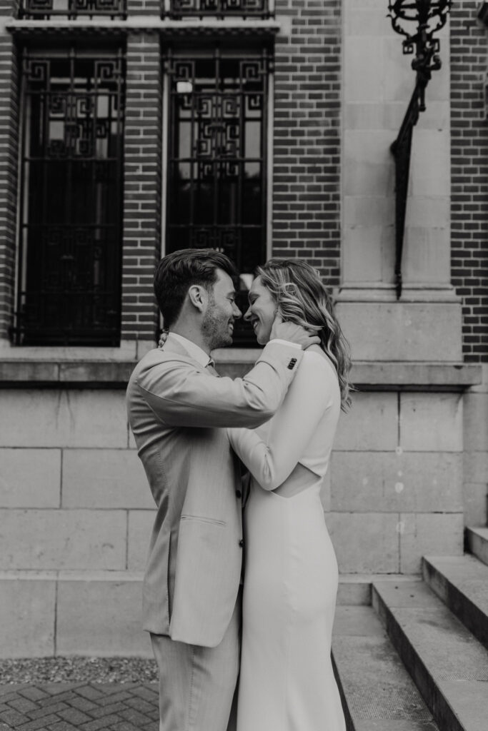 Retro 70’s bruidspaar poseert spontaan bij het Muntgebouw Utrecht.