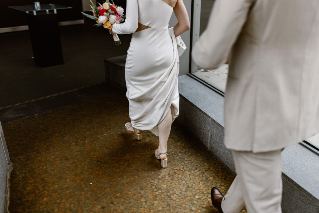 Retro 70’s bruidspaar poseert spontaan bij het Muntgebouw Utrecht.