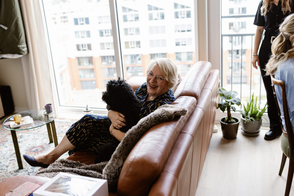 Intiem moment met familie tijdens het klaarmaken voor een bruiloft in Utrecht stad.