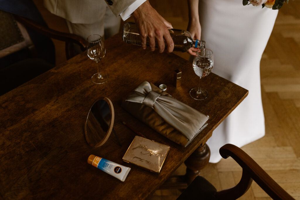 Bruid maakt zich klaar in haar huis in Utrecht op de ochtend van haar bruiloft in het Muntgebouw.