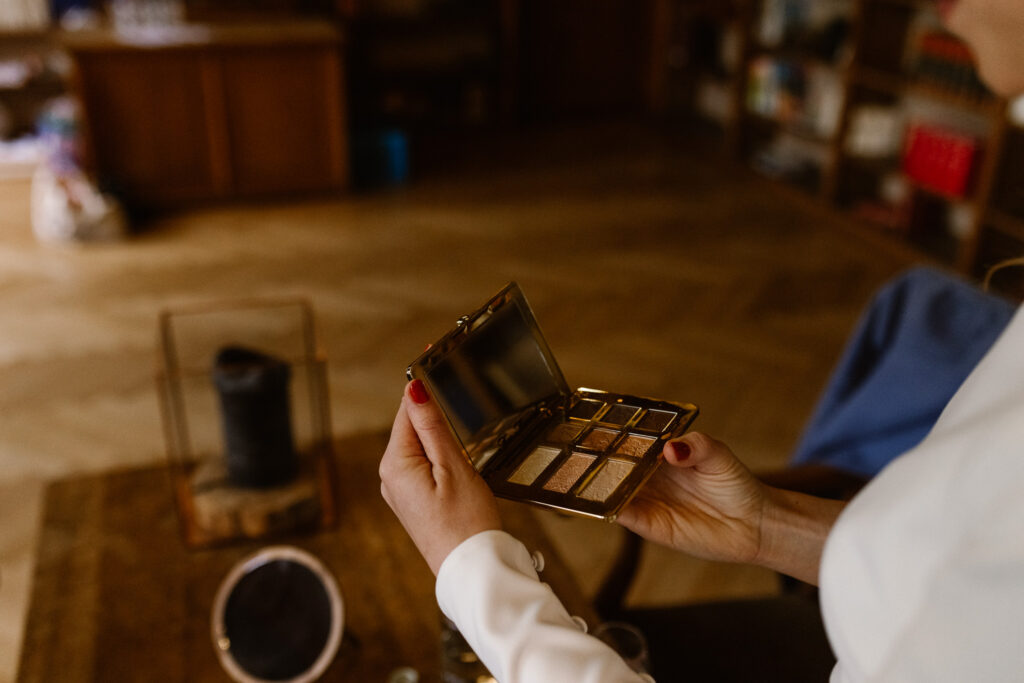 Bruid maakt zich klaar in haar huis in Utrecht op de ochtend van haar bruiloft in het Muntgebouw.