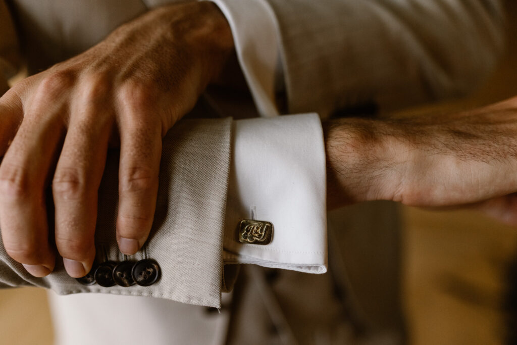 Bruidegom kleedt zich aan in een aparte kamer tijdens de trouwdag in Utrecht.