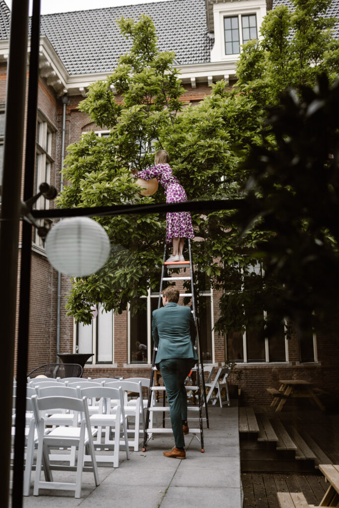 Intieme voorbereidingen voor een bruiloft in het Muntgebouw in Utrecht stad.